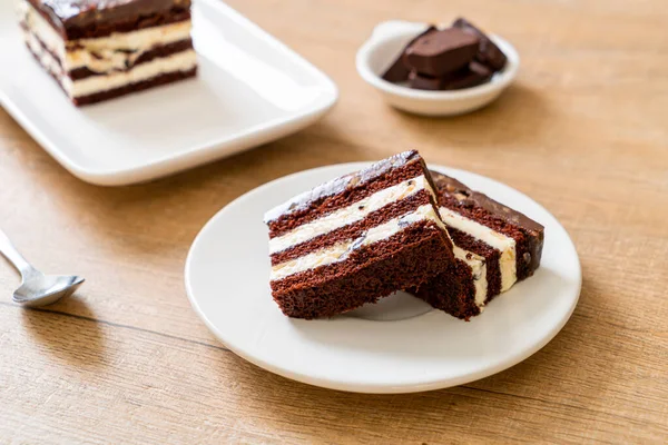 Finom Csokoládé Torta Mandulával Tányéron — Stock Fotó