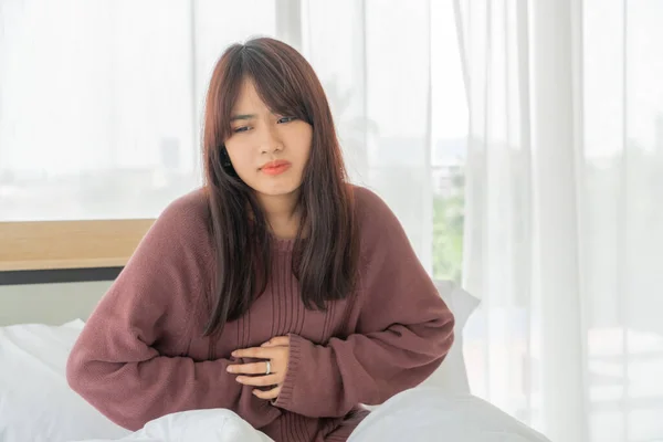 Schöne Asiatische Frauen Bauchschmerzen Und Schlafen Auf Dem Bett — Stockfoto