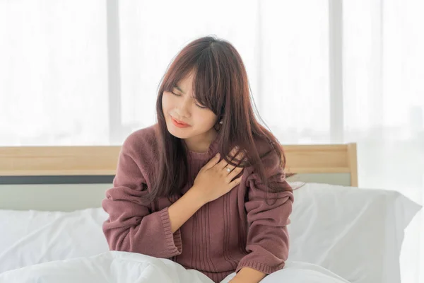 Beautiful Asian Women Heart Disease Bed — Stok fotoğraf