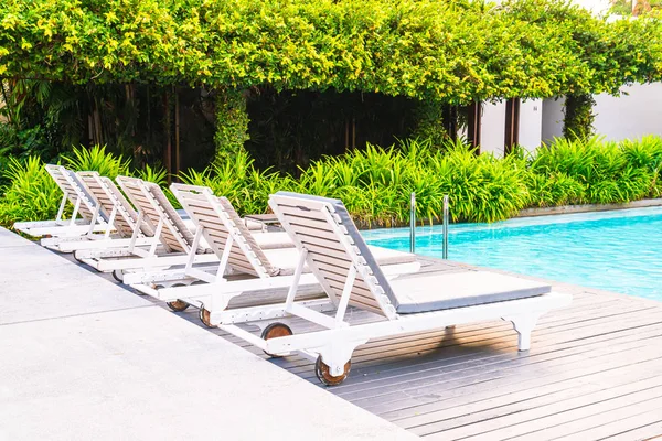ホテルリゾートのスイミングプールの周りの椅子プール 休暇と休暇のコンセプト — ストック写真