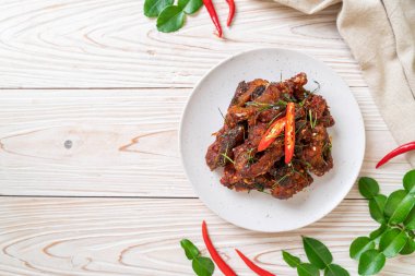 Kızarmış yayın balığını acı biberle karıştır - Asya usulü