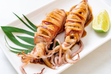 Tabakta teriyaki soslu ızgara kalamar.