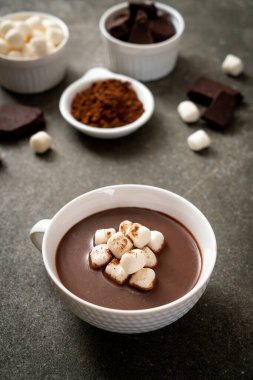 Bardakta kremalı sıcak çikolata.