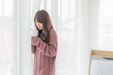 Güzel Asyalı kadınlar sabahları kahve içerler.