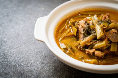 Sabah ihtişamıyla Tayland usulü domuz eti.