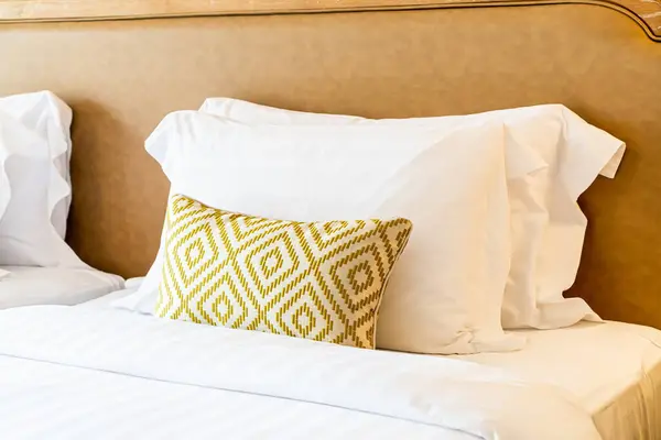 Wygodne Poduszki Dekoracji Łóżku Pokoju Hotelowym — Zdjęcie stockowe