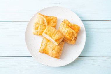 Beyaz plaka üzerinde ev yapımı Toddy Palm Pie