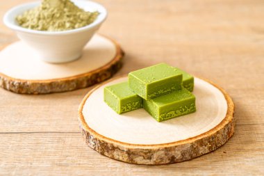 Taze ve yumuşak kibrit, yeşil çay tozlu yeşil çikolata.