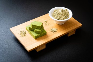 Taze ve yumuşak kibrit, yeşil çay tozlu yeşil çikolata.