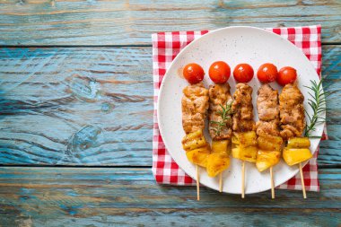 Tabakta ızgara domuz eti şişi.