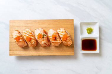 Ahşap tabakta ızgara somon suşisi - Japon yemeği tarzı.