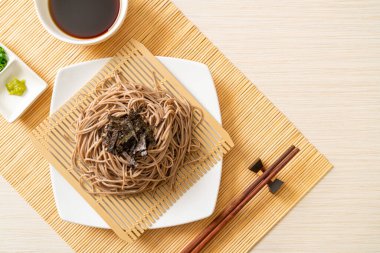 Soğuk karabuğday sobalı erişte veya zaru ramen Japon yemek tarzı.