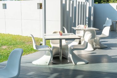 Kafe restoranında boş sandalye ve masa.