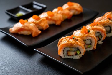 Sos soslu ızgara somon balığı. Japon usulü.