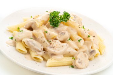 Beyaz arka planda izole edilmiş mantarlı makarna krema sosu.