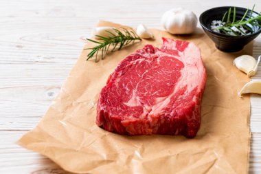Taze çiğ biftek veya çiğ et.
