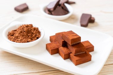 Kakao tozlu taze ve yumuşak çikolata.