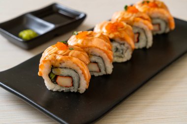 Sos soslu ızgara somon balığı. Japon usulü.