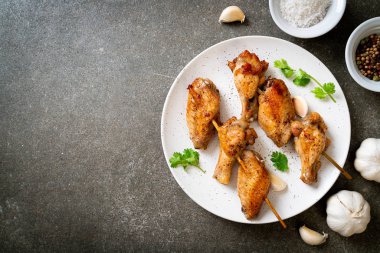 Biber ve sarımsaklı ızgara tavuk kanadı.