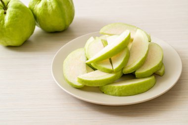 taze guava meyveleri (tropikal meyve) dilimlenmiş