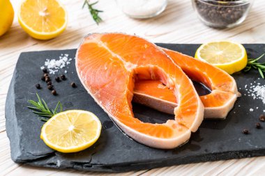 İçinde malzeme olan taze çiğ somon filetosu bifteği.