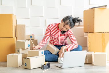 İş yerinde paketleme kutusuyla çalışan Asyalı Kadın işyeri sahibi - çevrimiçi alışveriş KOBİ girişimcisi veya çevrimiçi satış konsepti