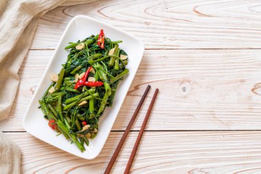 Karıştırılmış Çin Sabah Zaferi ya da Su Ispanağı - Asya usulü