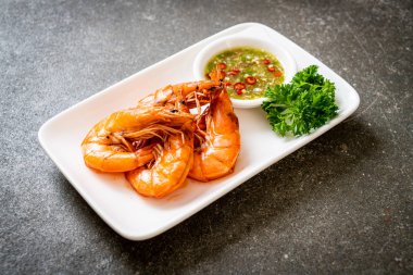 fırında tuzlanmış karides ya da deniz ürünleri soslu karides - deniz ürünleri tarzı.