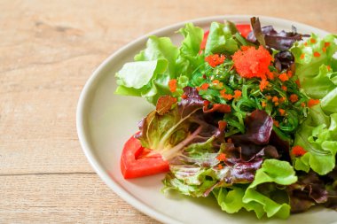 Japon yosunu ve karides yumurtalı sebze salatası - sağlıklı ve vejetaryen yemek tarzı