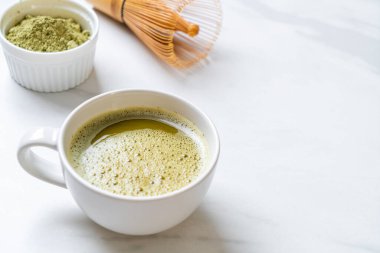 Yeşil çay tozu ve bambu çırpıcılı sıcak kibrit yeşil çay fincanı.