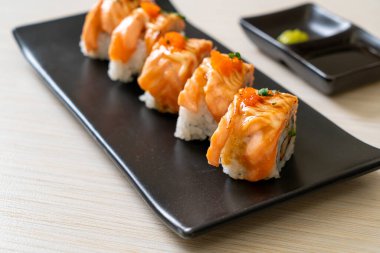 Sos soslu ızgara somon balığı. Japon usulü.