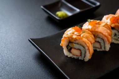 Sos soslu ızgara somon balığı. Japon usulü.