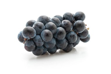 Beyaz arka planda izole edilmiş taze siyah üzümler.