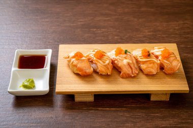 Ahşap tabakta ızgara somon suşisi - Japon yemeği tarzı.