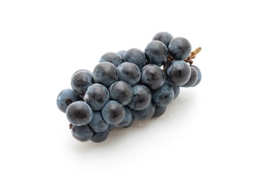 Beyaz arka planda izole edilmiş taze siyah üzümler.