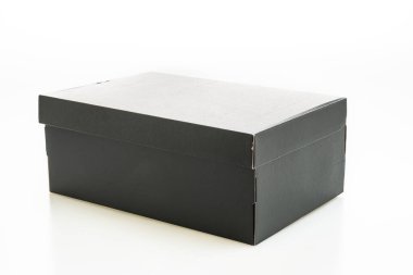 Siyah ayakkabı kutusu beyaz arkaplanda izole edildi