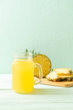 Ahşap arka planda taze ananas suyu