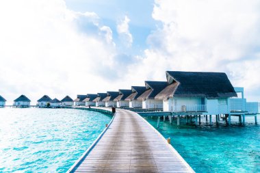 Tropikal Maldivler tatil konsepti için sahil ve deniz manzaralı otel ve adalara yerleşir - renk işleme tarzını güçlendirir