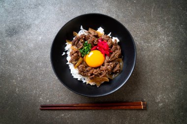 Biftek dilimlenmiş pirinçli yumurta (GYUU-DON) - Japon yemek tarzı