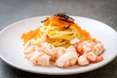karides ve karides yumurtalı spagetti kremalı - füzyon yiyecek tarzı