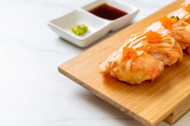 Ahşap tabakta ızgara somon suşisi - Japon yemeği tarzı.