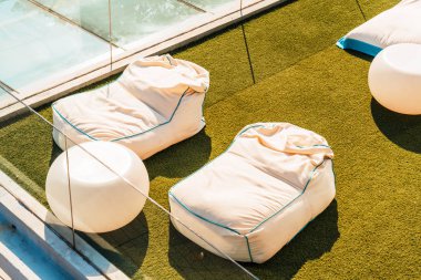 Balkonda okyanus arka planında boş bir plaj çantası.