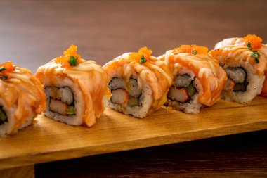 Sos soslu ızgara somon balığı. Japon usulü.