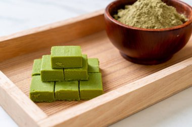 Taze ve yumuşak kibrit, yeşil çay tozlu yeşil çikolata.