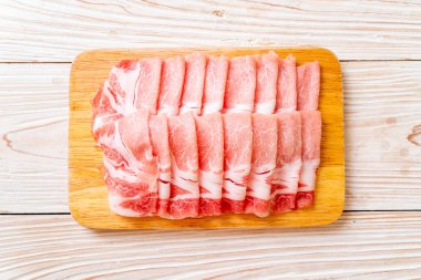 Dilimlenmiş taze domuz filetosu.