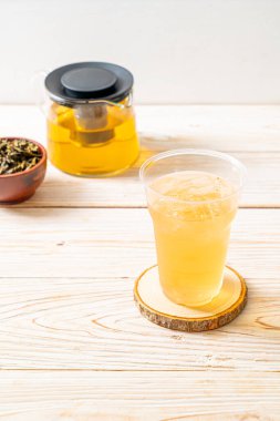 Ahşap arka planda buzlu yasemin çayı