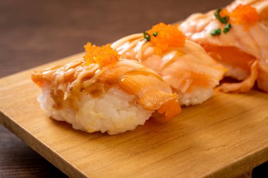 Ahşap tabakta ızgara somon suşisi - Japon yemeği tarzı.