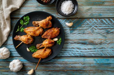 Biber ve sarımsaklı ızgara tavuk kanadı.