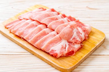 Dilimlenmiş taze domuz filetosu.
