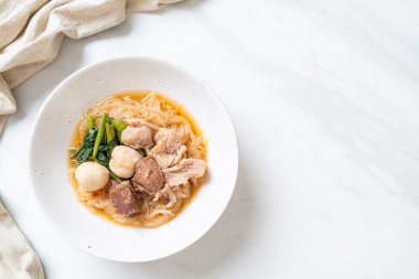 Asya usulü haşlanmış erişte kasesi.